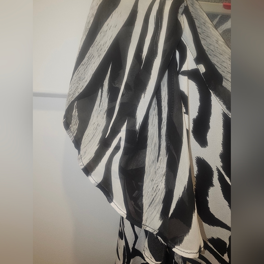 7th Avenue Design Studio Zebra Print Flutter Sleeve Blouse Size L - Picture 2 of 9